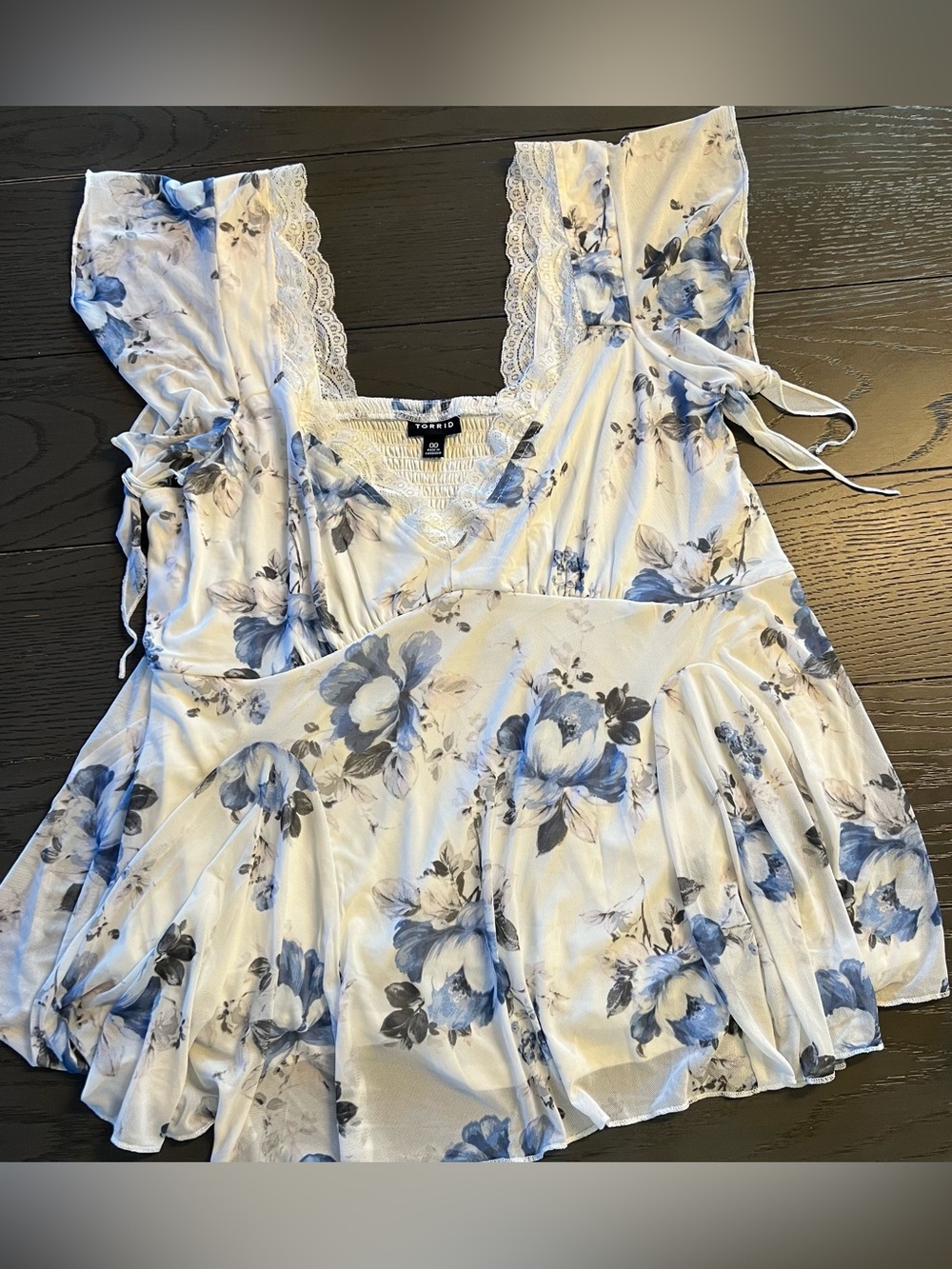Torrid Women’s Short Flutter Sleeves Fit & Flare Floral Print Blouse Size Medium